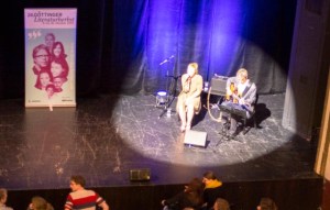 Hanna Carlson singing